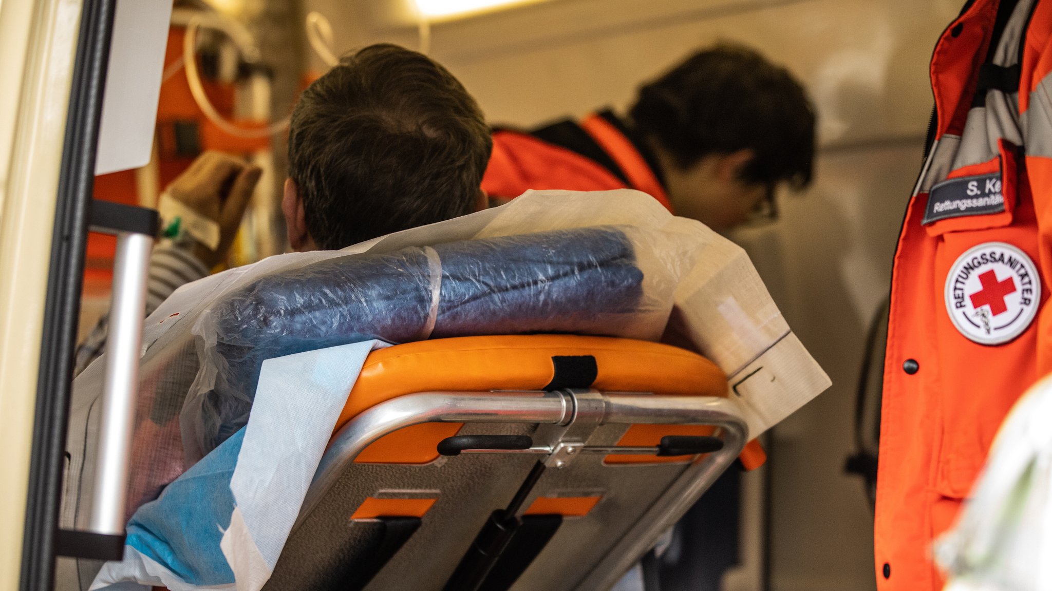 Rettungssanitäter mit einem Verletzten.