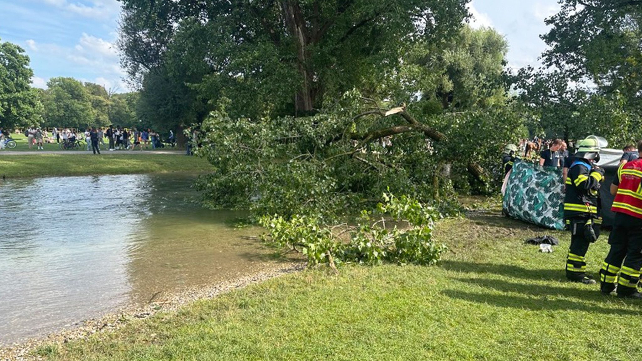 Abgebrochener Ast einer Pappel im Englischen Garten | Bild: Berufsfeuerwehr München Abgebrochener Ast einer Pappel im Englischen Garten