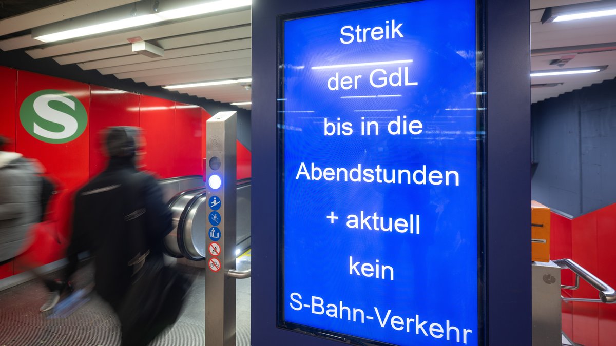 Eine Anzeige weist vor dem Zugang zur S-Bahn am Hauptbahnhof auf den Streik der GDL hin.