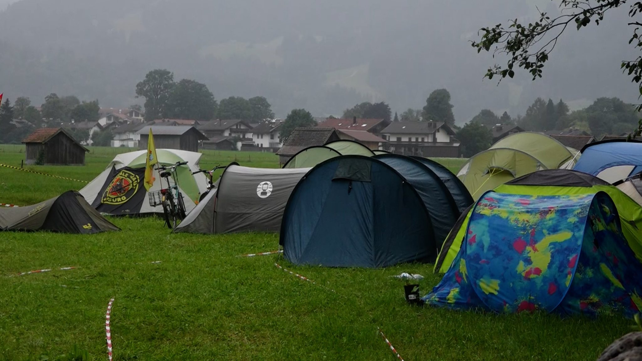 Unwetter setzt G7-Protestcamp unter Wasser