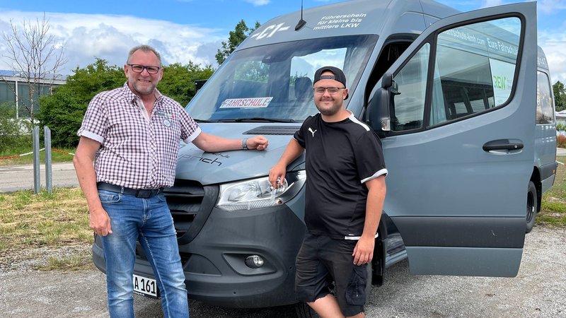 Fahrlehrer steht mit Fahrschüler vor einem Kleinlaster. | Bild: BR24/Laura Fischer-Grun Fahrlehrer steht mit Fahrschüler vor einem Kleinlaster.