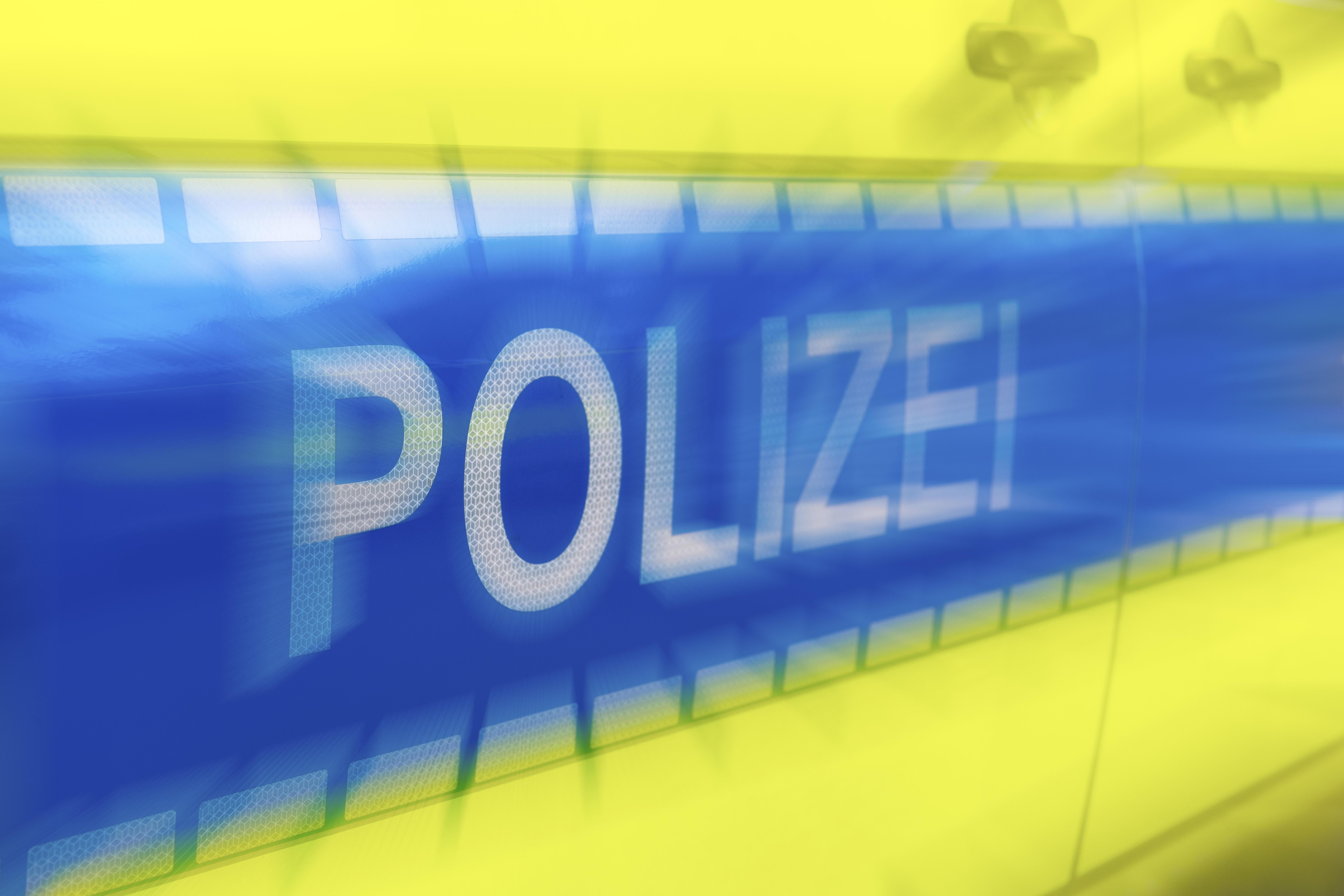 Aufdruck "Polizei" auf einem Streifenwagen in Baden-Württemberg