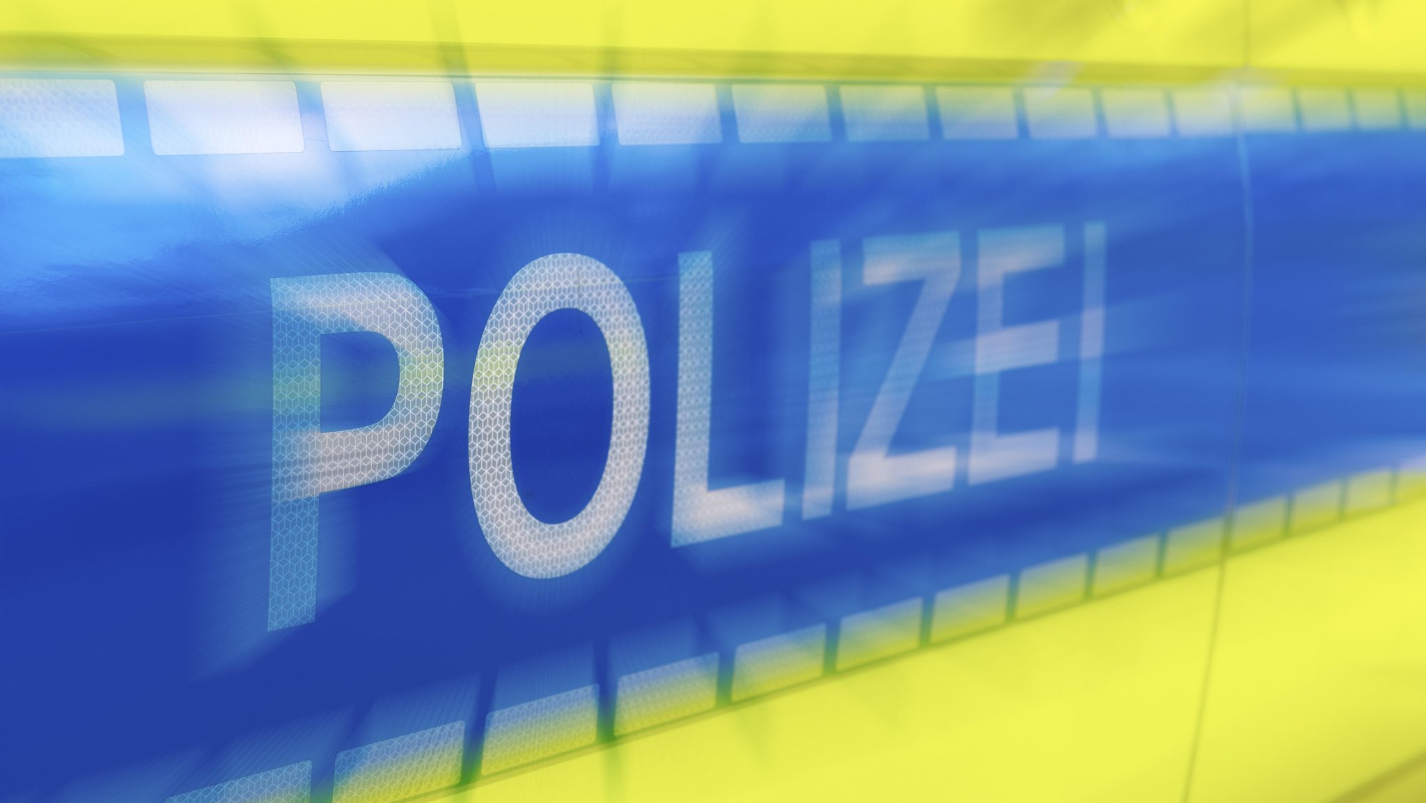 Aufdruck "Polizei" auf einem Streifenwagen in Baden-Württemberg