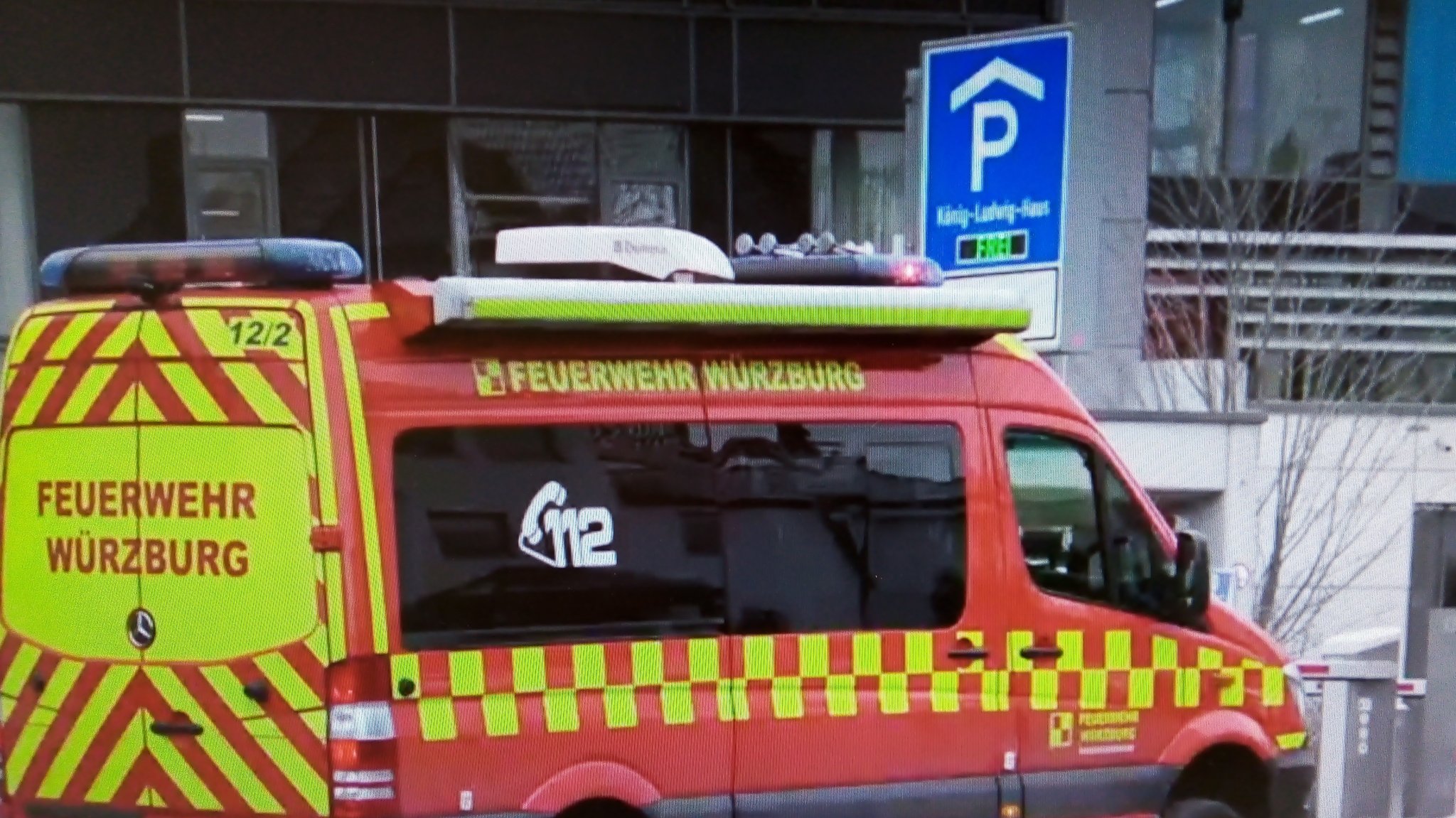 Ein Feuerwehr-Fahrzeug vor dem Würzburger König-Ludwig-Haus