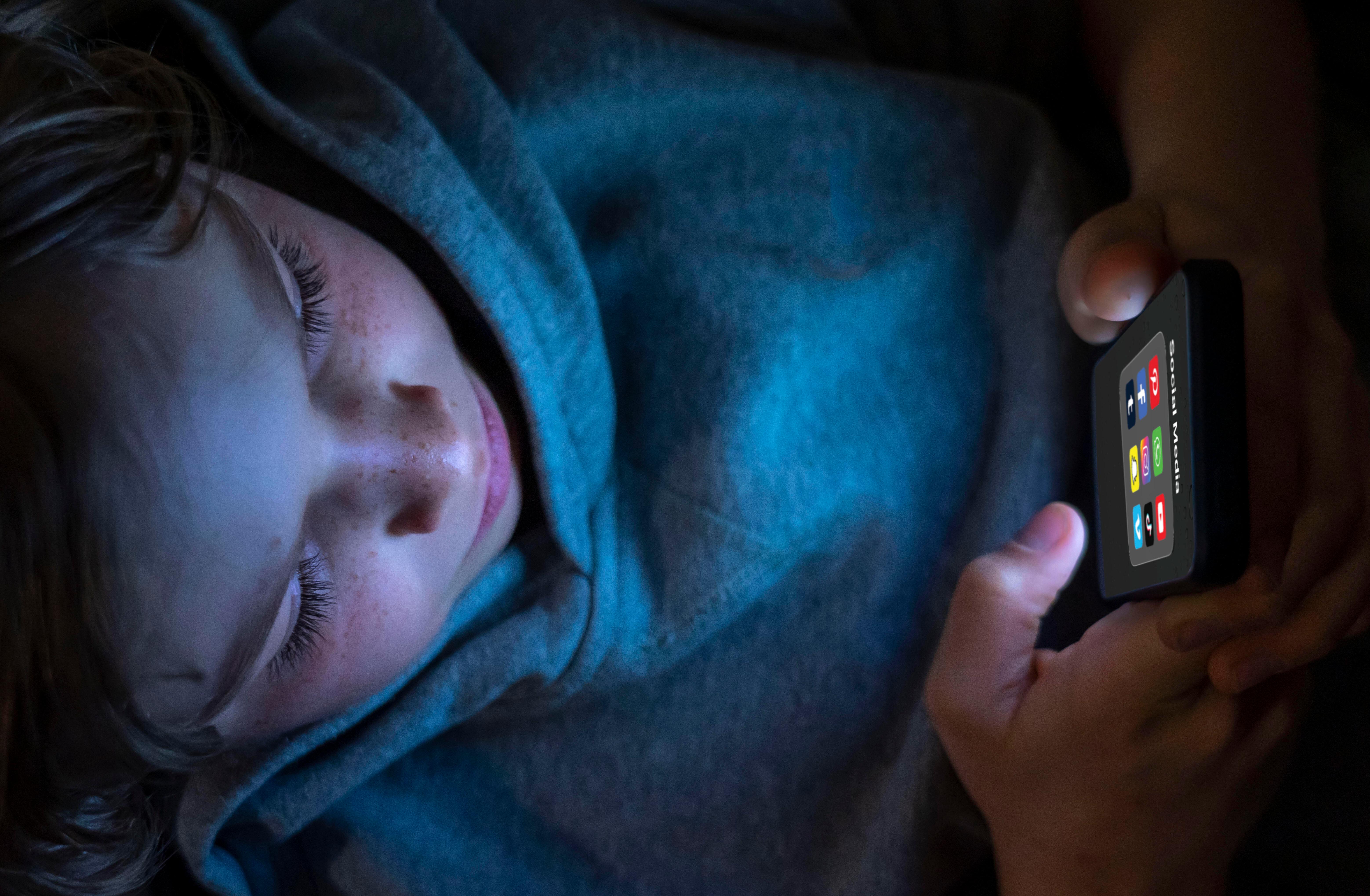 Symbolbild Social Media Nutzung von jungen Menschen, Kindern, Junge, 12 Jahre alt, Ordner mit diversen Social-Media-Plattformen auf dem Handy,