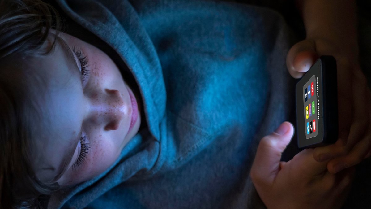 Symbolbild Social Media Nutzung von jungen Menschen, Kindern, Junge, 12 Jahre alt, Ordner mit diversen Social-Media-Plattformen auf dem Handy,