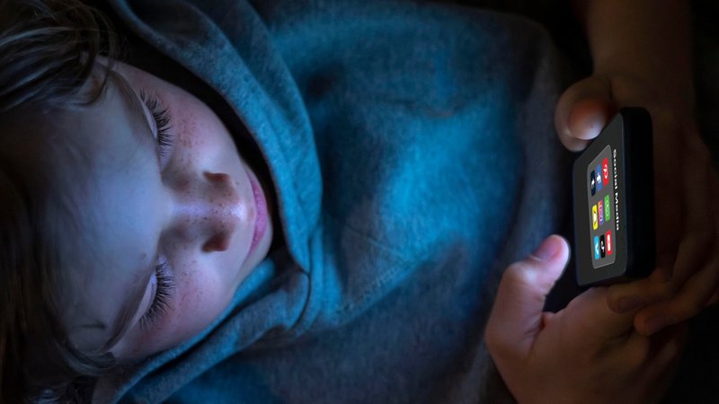 Symbolbild Social Media Nutzung von jungen Menschen, Kindern, Junge, 12 Jahre alt, Ordner mit diversen Social-Media-Plattformen auf dem Handy, | Bild: picture alliance / Jochen Tack | Jochen Tack Symbolbild Social Media Nutzung von jungen Menschen, Kindern, Junge, 12 Jahre alt, Ordner mit diversen Social-Media-Plattformen auf dem Handy,