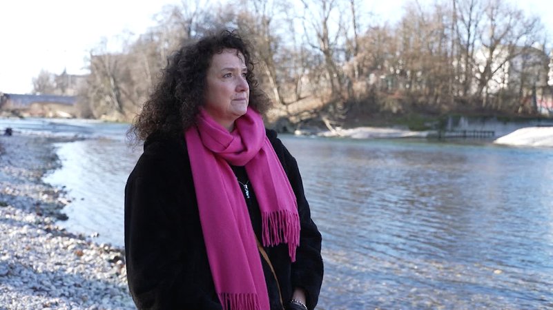 Die Schriftstellerin Verena Zach, die vor 20 Jahren den Tsunami überlebt hat. | Bild: Birgit Grundner/BR Die Schriftstellerin Verena Zach, die vor 20 Jahren den Tsunami überlebt hat.