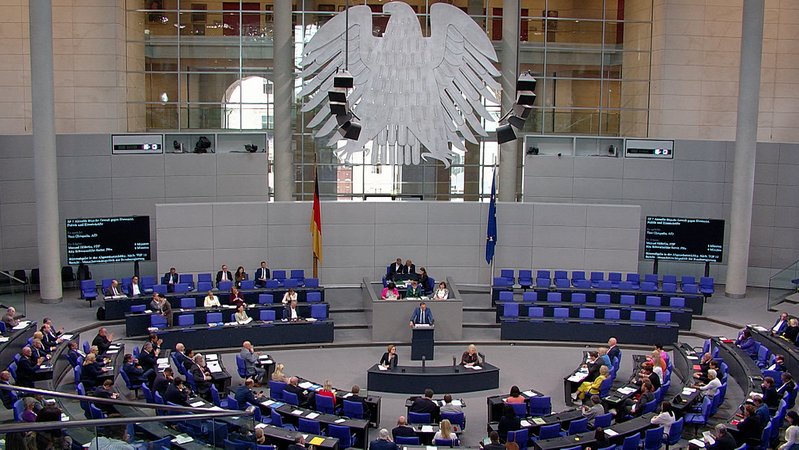 Im Video: AfD-Verbotsverfahren - Streit um Erfolgsaussichten | Bild: Bayerischer Rundfunk 2024 Im Video: AfD-Verbotsverfahren - Streit um Erfolgsaussichten