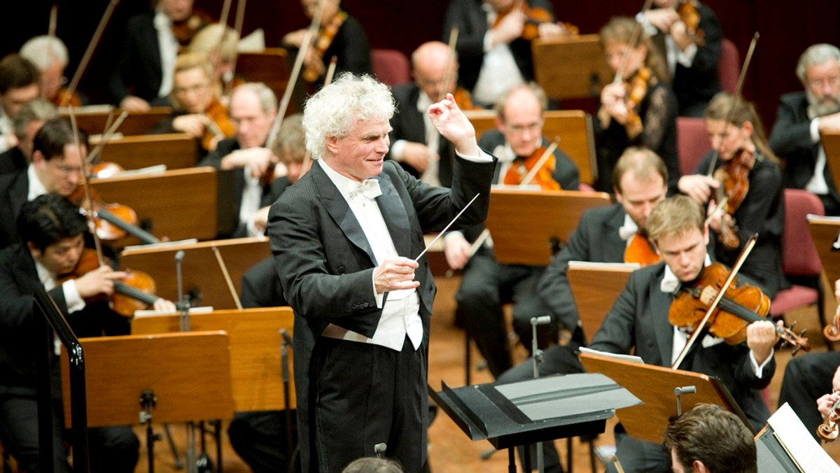 Dirigent Sir Simon Rattle bei einem Konzert der Berliner Philharmoniker