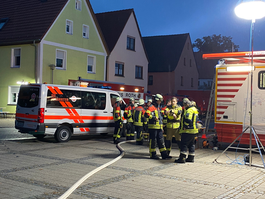 Feuerwehrleute beim Einsatz in Büchenbach (Lkr. Roth)