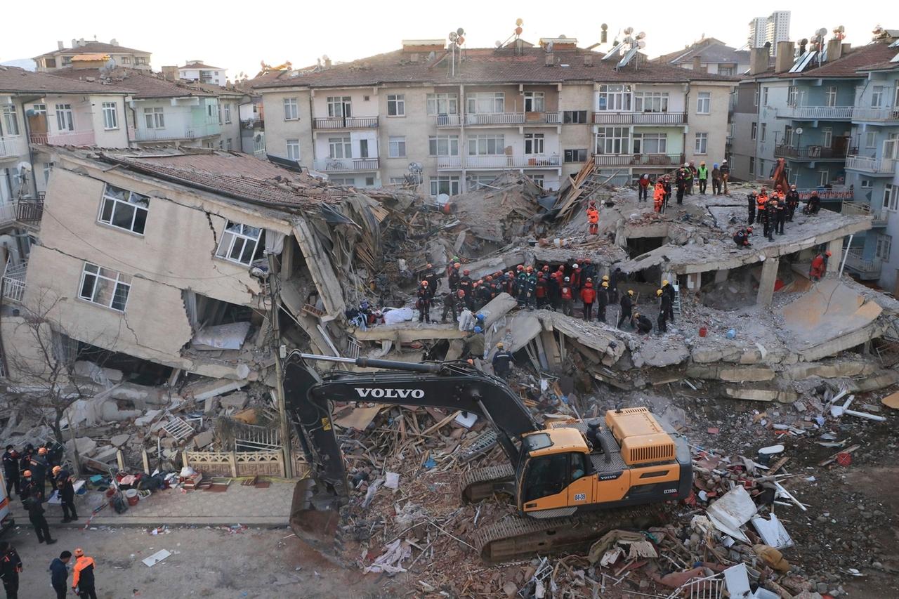 Zahl Der Toten Nach Erdbeben In Der Türkei Gestiegen | BR24