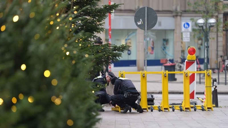 Polizisten installieren eine Absperrvorrichtung | Bild: Marcus Brandt/dpa-Bildfunk Polizisten installieren eine Absperrvorrichtung