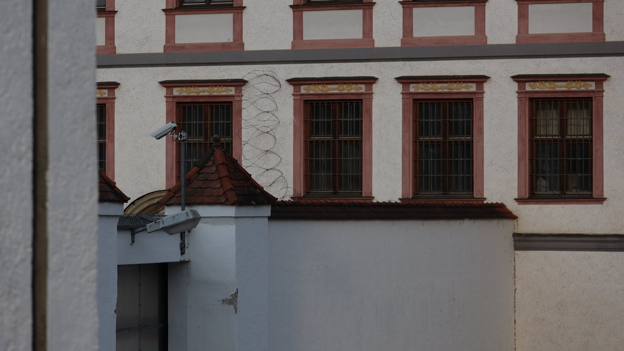 (Symbolbild) Blick auf die Justizvollzugsanstalt Kaisheim | Bild: BR/ Judith Zacher (Symbolbild) Blick auf die Justizvollzugsanstalt Kaisheim