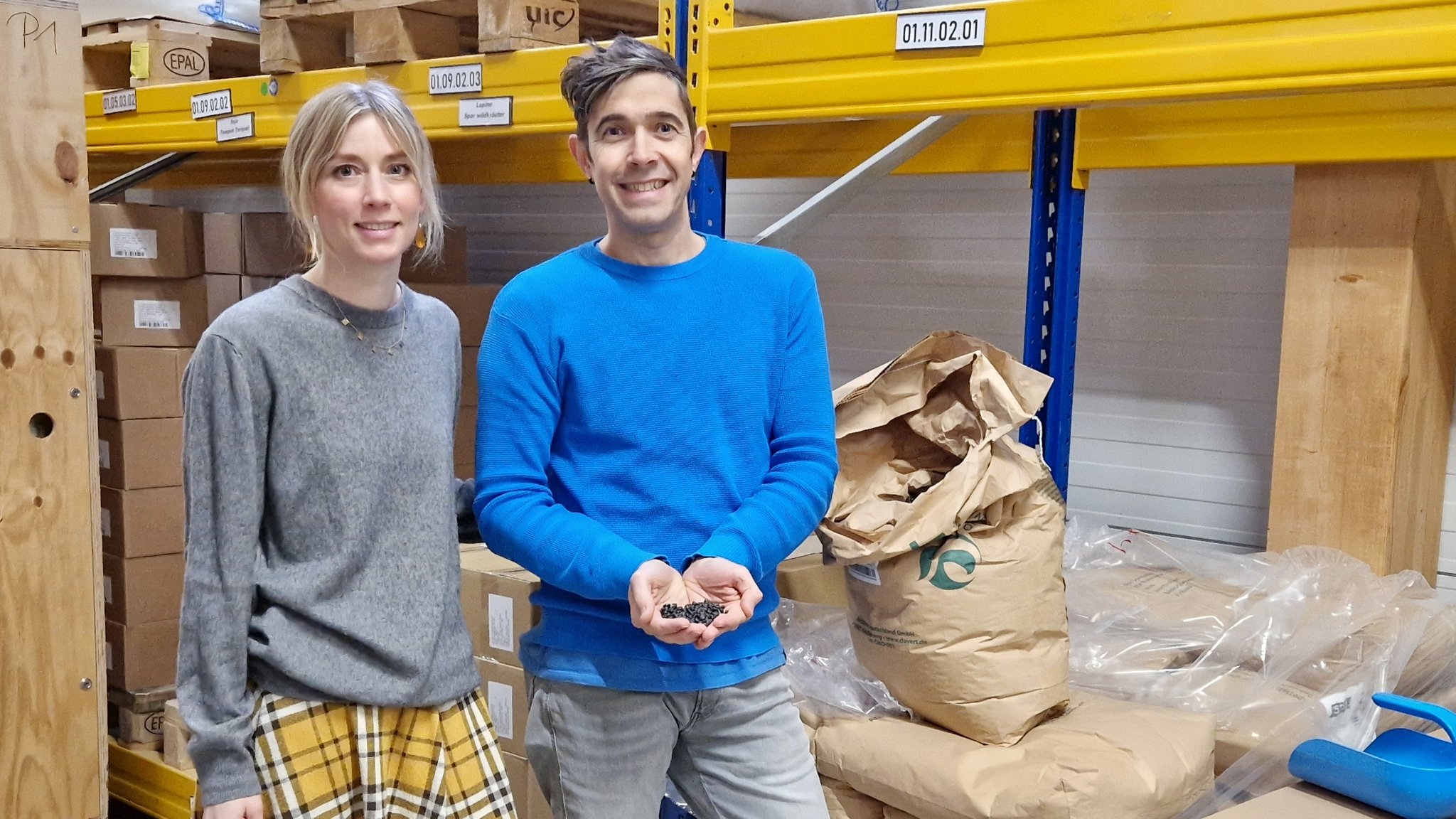 Stephanie und Markus Schnappinger mit einer Handvoll Bohnen