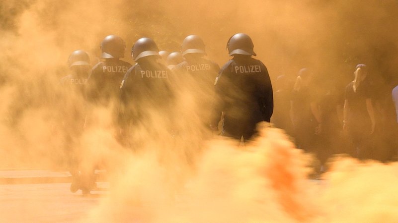 Bundespolizei-Praktikanten mit Uniformen im gelben Nebel bei der Panther Challenge 