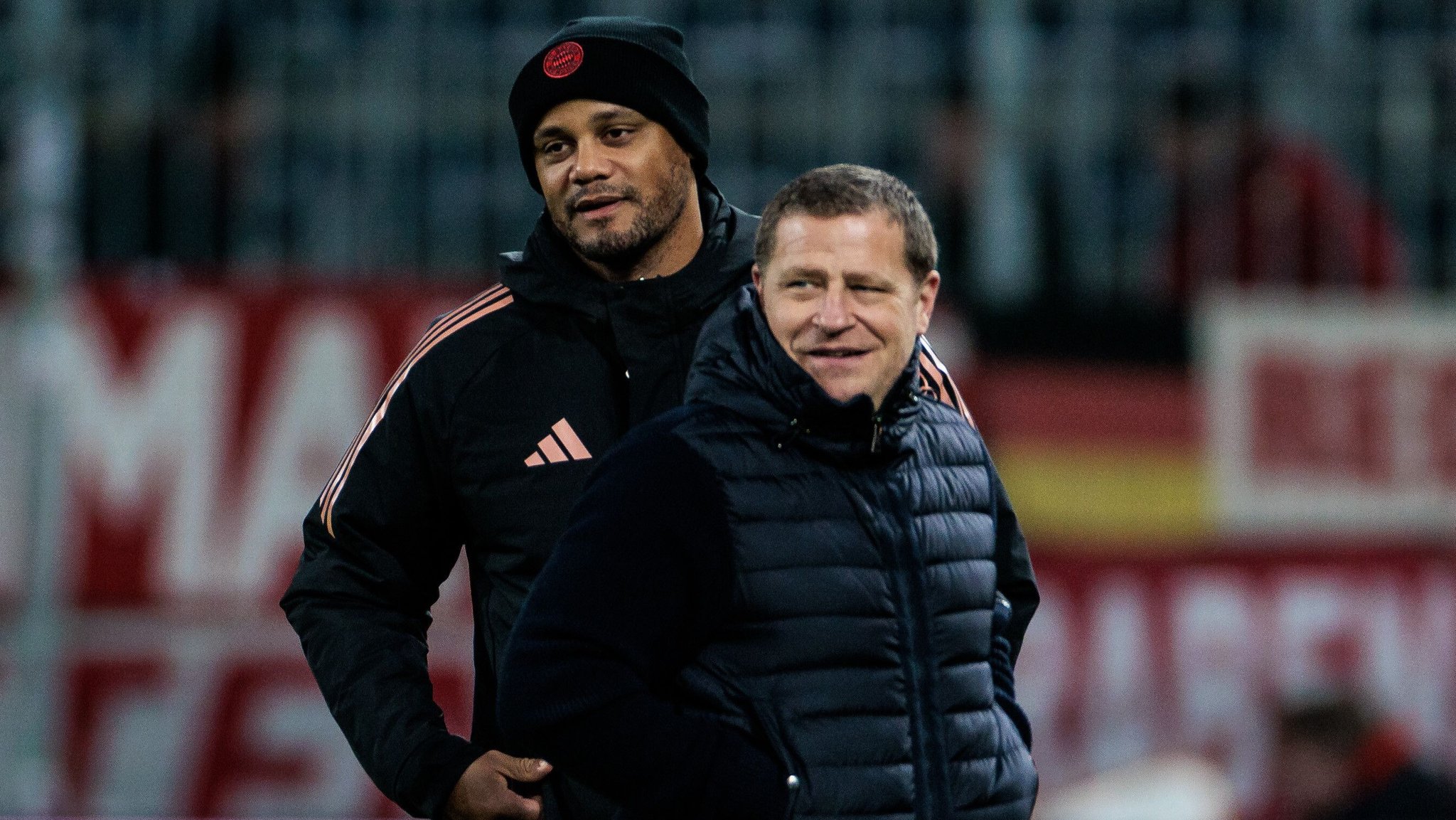 FCB-Sportvorstand Max Eberl mit Trainer Vincent Kompany (l.)