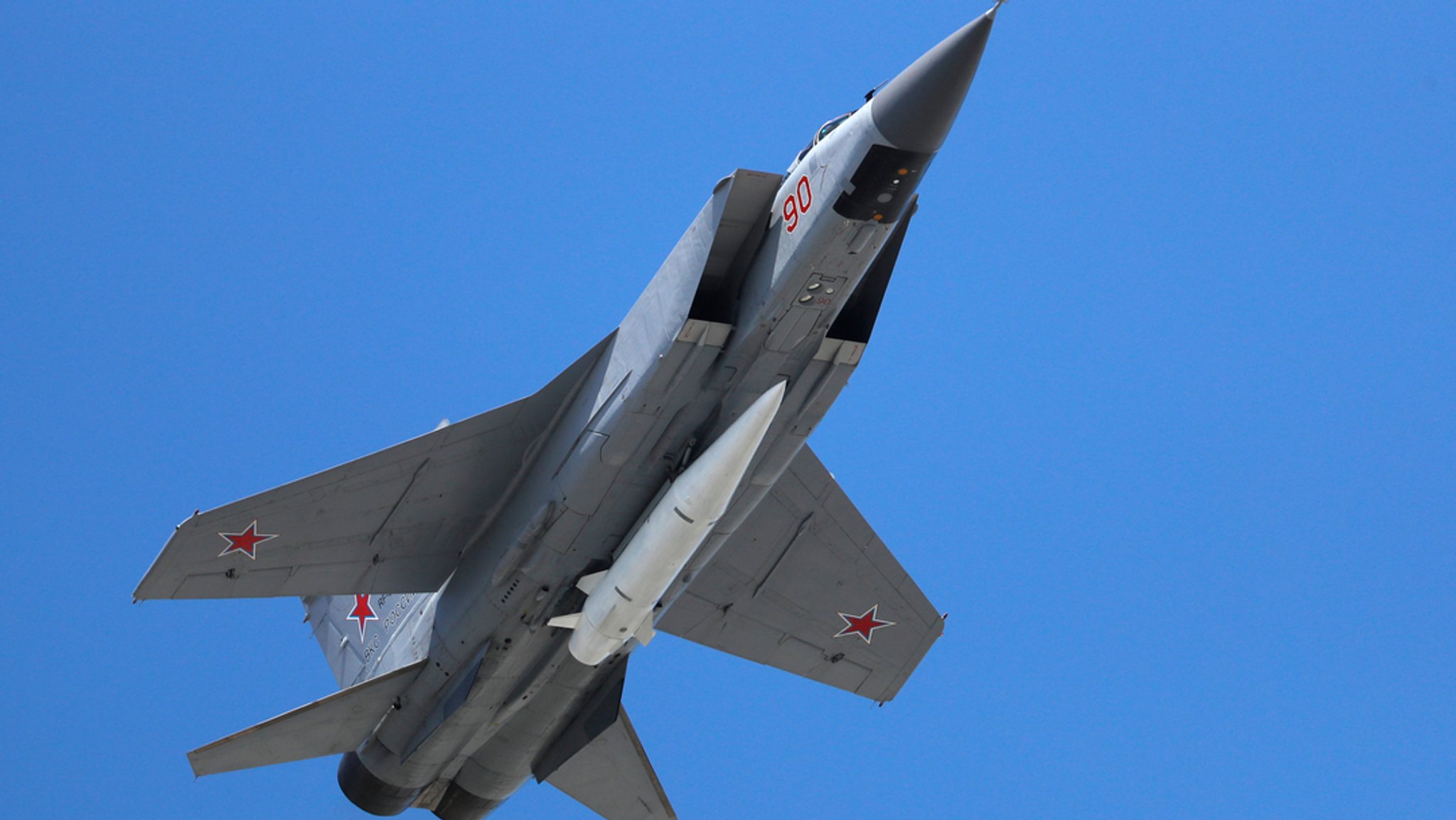 Archivbild (2018), Moskau: Ein MiG-31-Abfangjäger fliegt bei einer  Militärparade beladen mit der ballistischen Luft-Boden-Rakete "Kinschal".