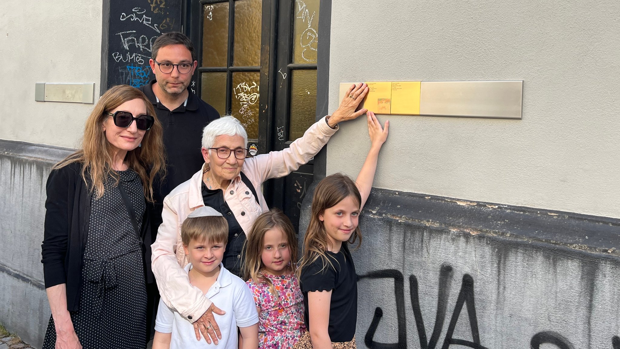 Miriam Oles und ein Teil ihrer Familie beim Anbringen der Erinnerungszeichen.
