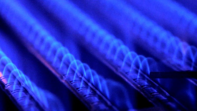 Mehrere blau glühende Heizspiralen liegen nebeneinander. | Bild: Bayerischer Rundfunk 2024 Mehrere blau glühende Heizspiralen liegen nebeneinander.