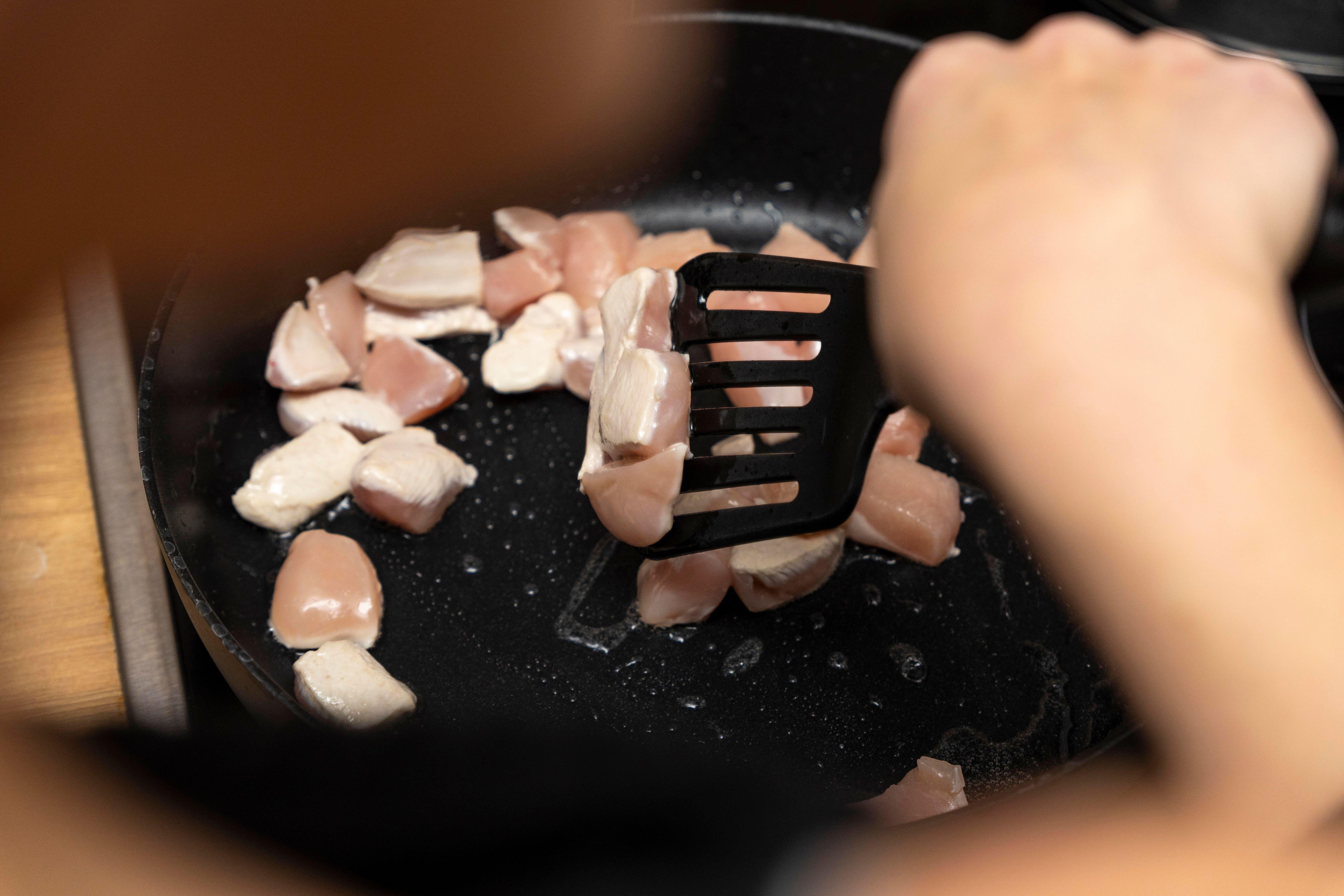 Hühnchen wird in der Pfanne gebraten
