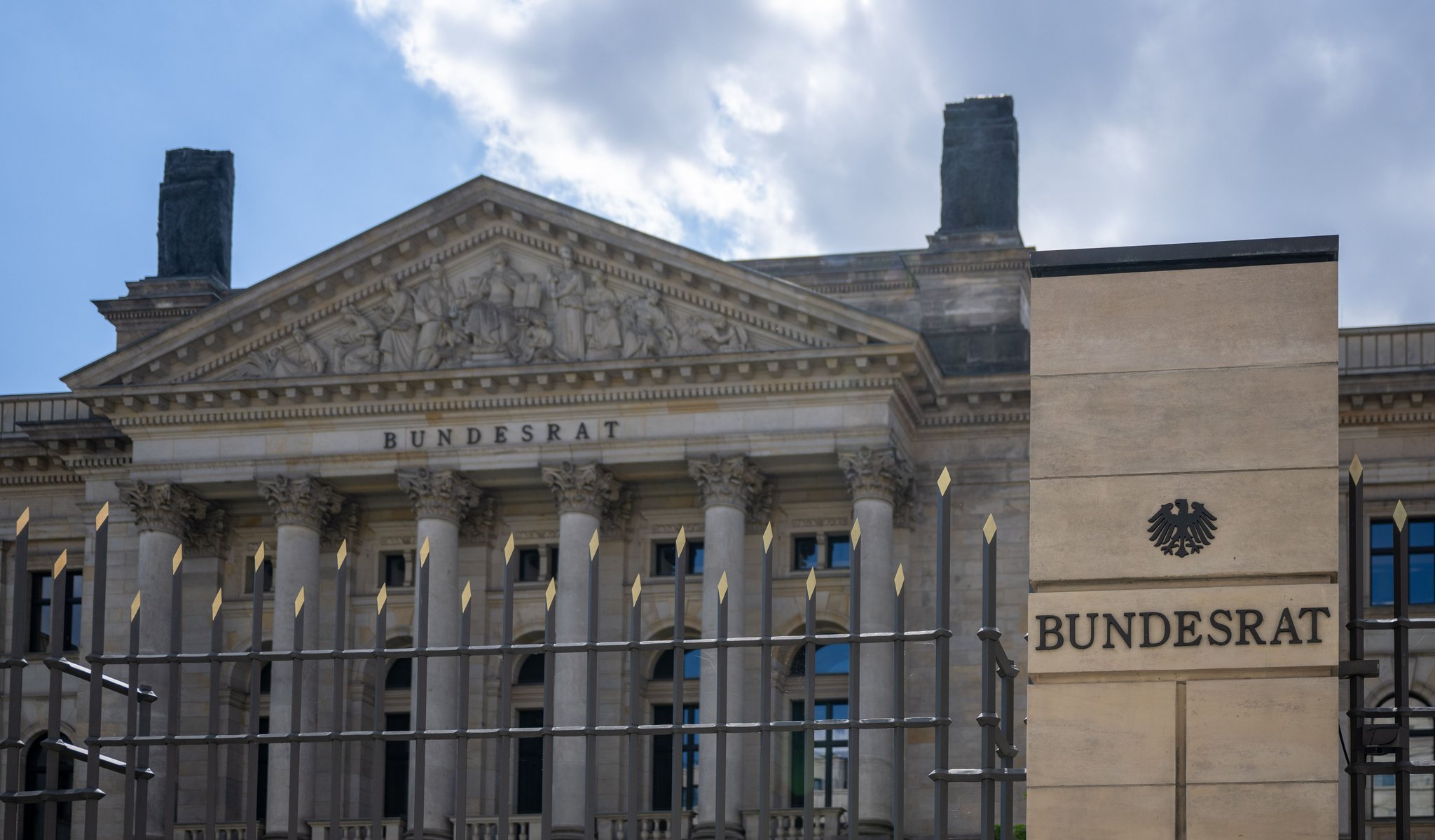 ARCHIV - 16.08.2024, Berlin: Die Außenansicht vom Bundesrat. (zu dpa: «Der weitere Renten-Fahrplan») Foto: Monika Skolimowska/dpa +++ dpa-Bildfunk +++