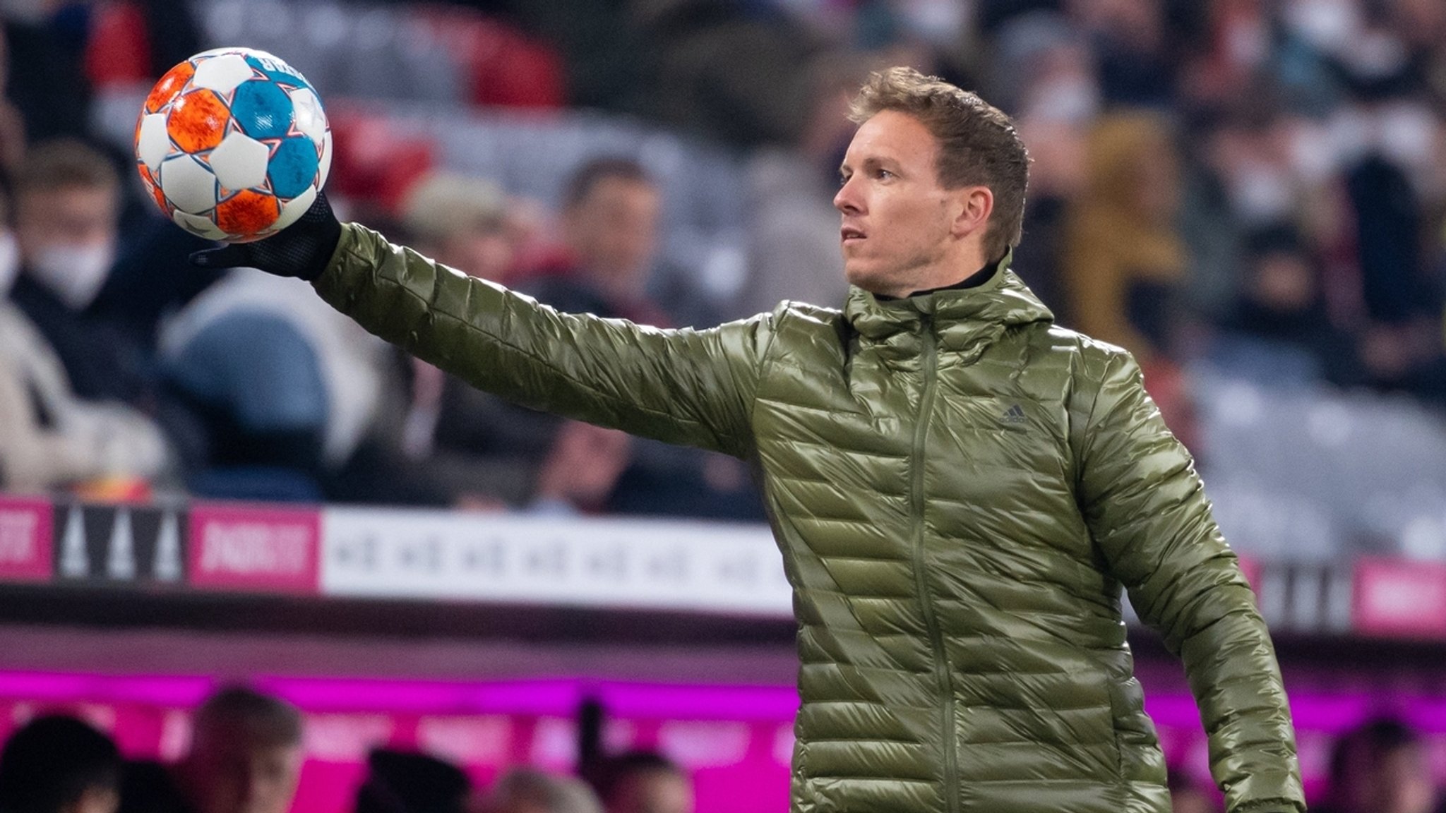 Trainer Julian Nagelsmann fängt einen Ball. 