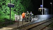 18.05.2024, Bayern, Kleinheubach: Rettungskräfte stehen an einem Bahnsteig in Kleinheubach. Kleinheubach (dpa) - Zwei Männer sind bei einem Zugunglück in Unterfranken ums Leben gekommen. Die beiden 22- und 37-Jährigen seien am Samstagabend am Bahnhof in Kleinheubach (Landkreis Miltenberg) zwischen die Waggons eines anfahrenden Zugs geraten, dabei ins Gleisbett gefallen und tödlich verletzt worden, teilte die Polizei am Sonntag mit. Nach derzeitigem Ermittlungsstand hielten sich die Männer alleine am Bahnsteig auf. Foto: Ralf Hettler/dpa +++ dpa-Bildfunk +++ | Bild:dpa-Bildfunk/Ralf Hettler