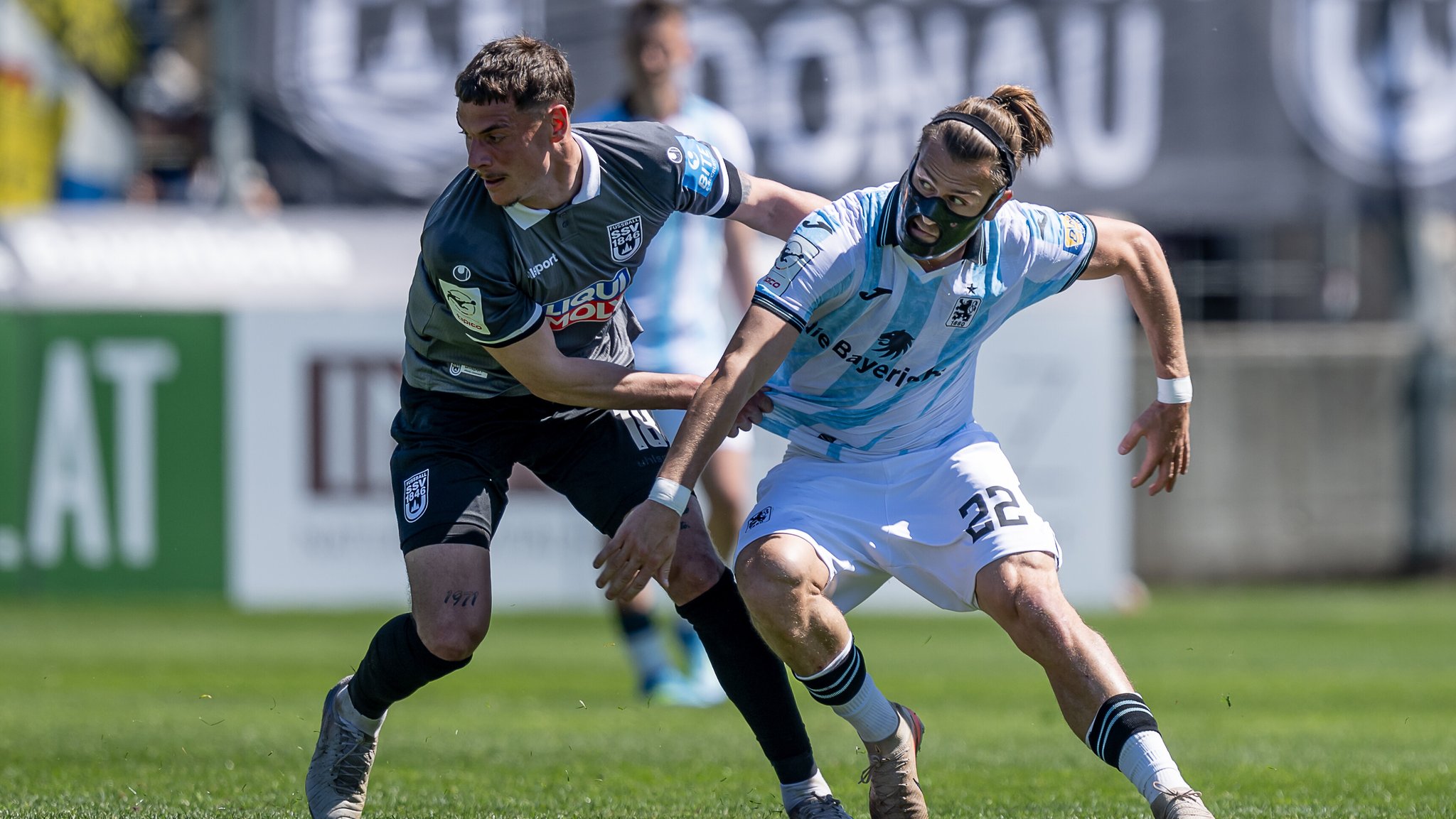 Zweikampf von Luca Bazzoli (Ulm) mit Sigurd Haugen (TSV 1860)