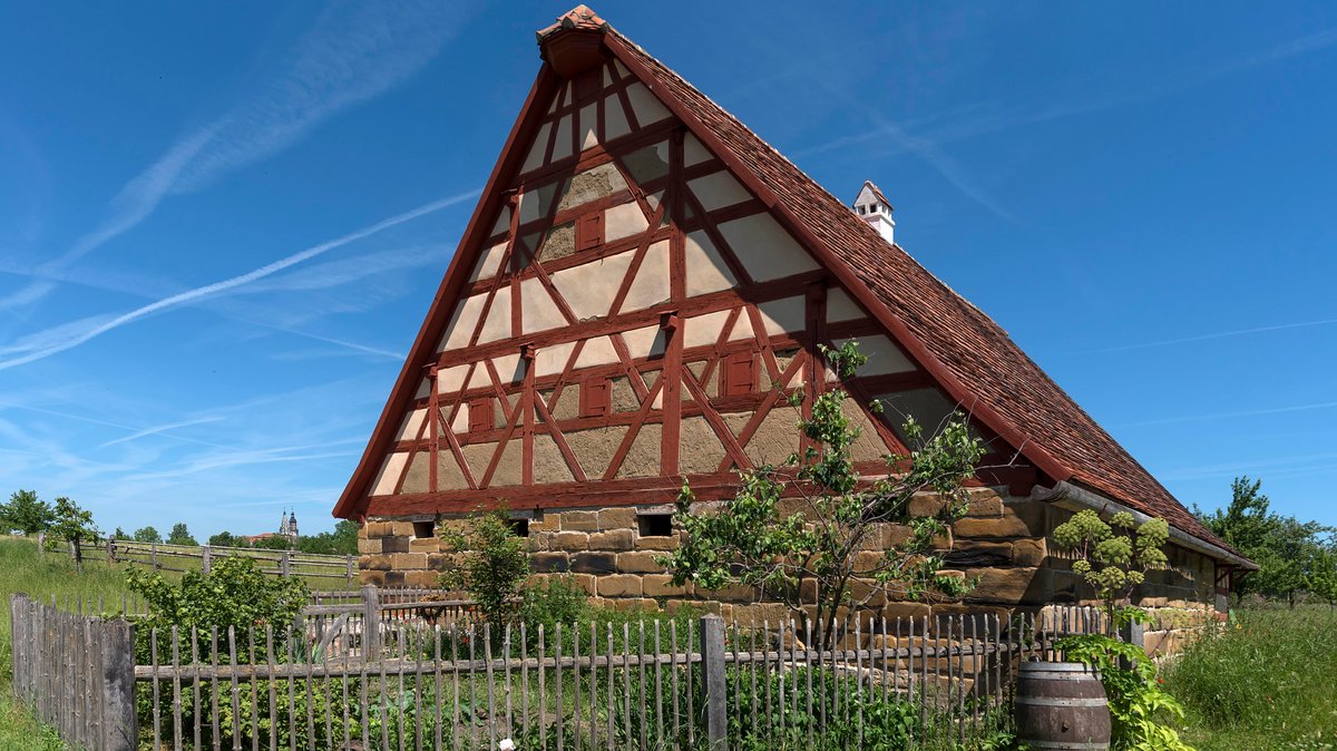 Bauernhaus um 1730 mit Bauerngarten im Fränkischen Freilandmuseum Bad Windsheim.