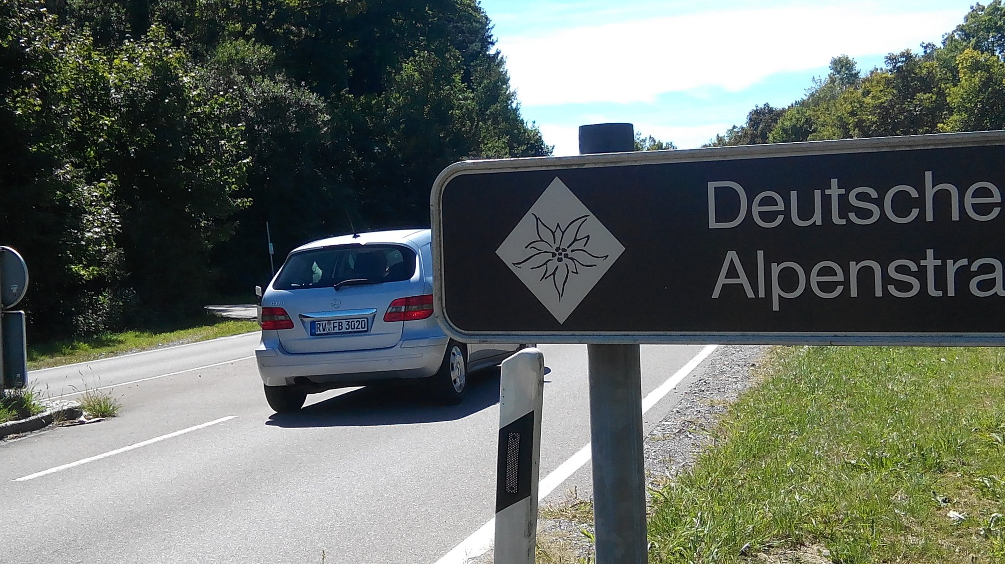 Verbrenner-Pkw fährt auf deutscher Alpenstraße