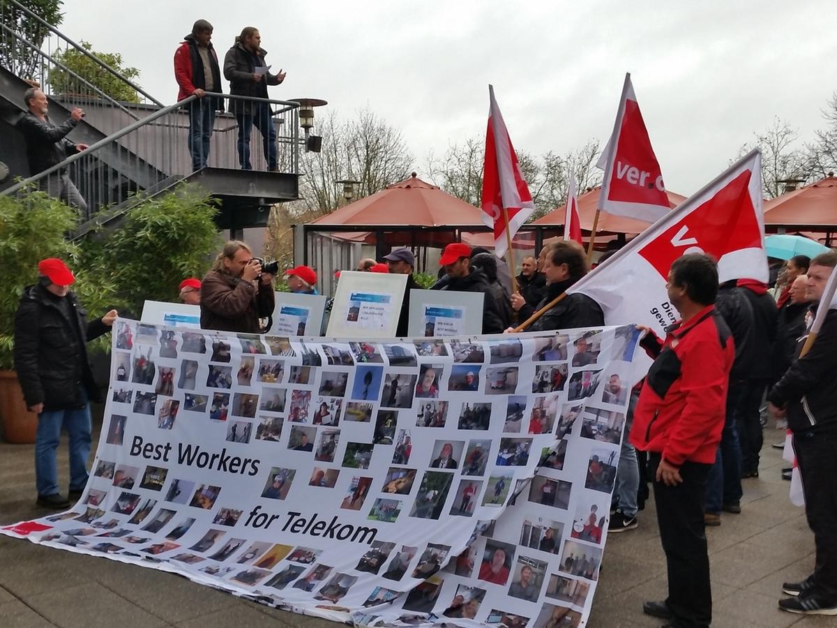 StrabagMitarbeiter demonstrieren für ihre Arbeitsplätze BR24 StrabagMitarbeiter demonstrieren für ihre Arbeitsplätze BR24