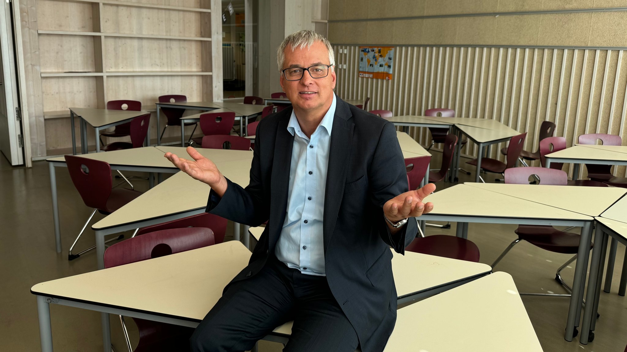 Schulleiter Günter Manhardt in einem leeren Klassenraum