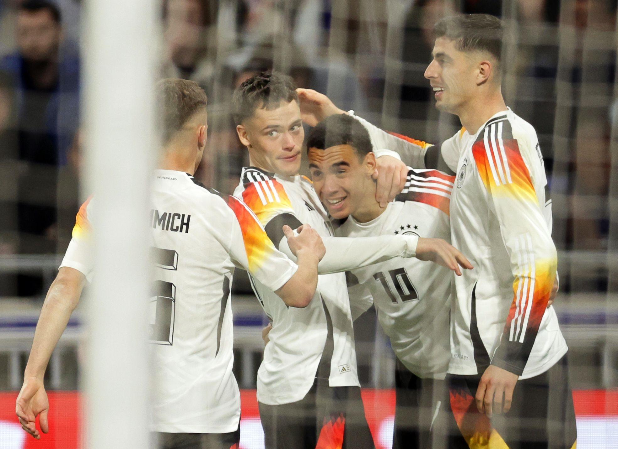 Joshua Kimmich, Florian Wirtz, Jamal Musiala und Kai Havertz nach dem 2:0