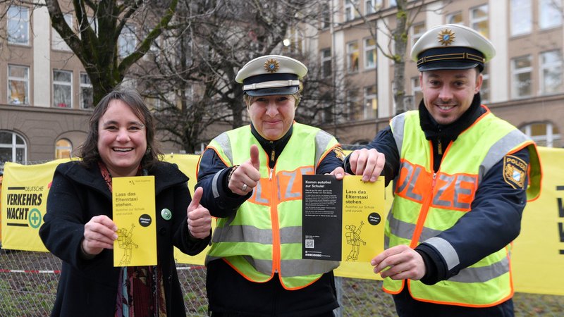 Augsburg Bürgermeisterin, Martina Wild, wirbt Angelika Czerny und Raphael Hanneder von der Polizei für die Aktion "Lass das Elterntaxi stehen". | Bild: Stadt Augsburg Augsburg Bürgermeisterin, Martina Wild, wirbt Angelika Czerny und Raphael Hanneder von der Polizei für die Aktion "Lass das Elterntaxi stehen".