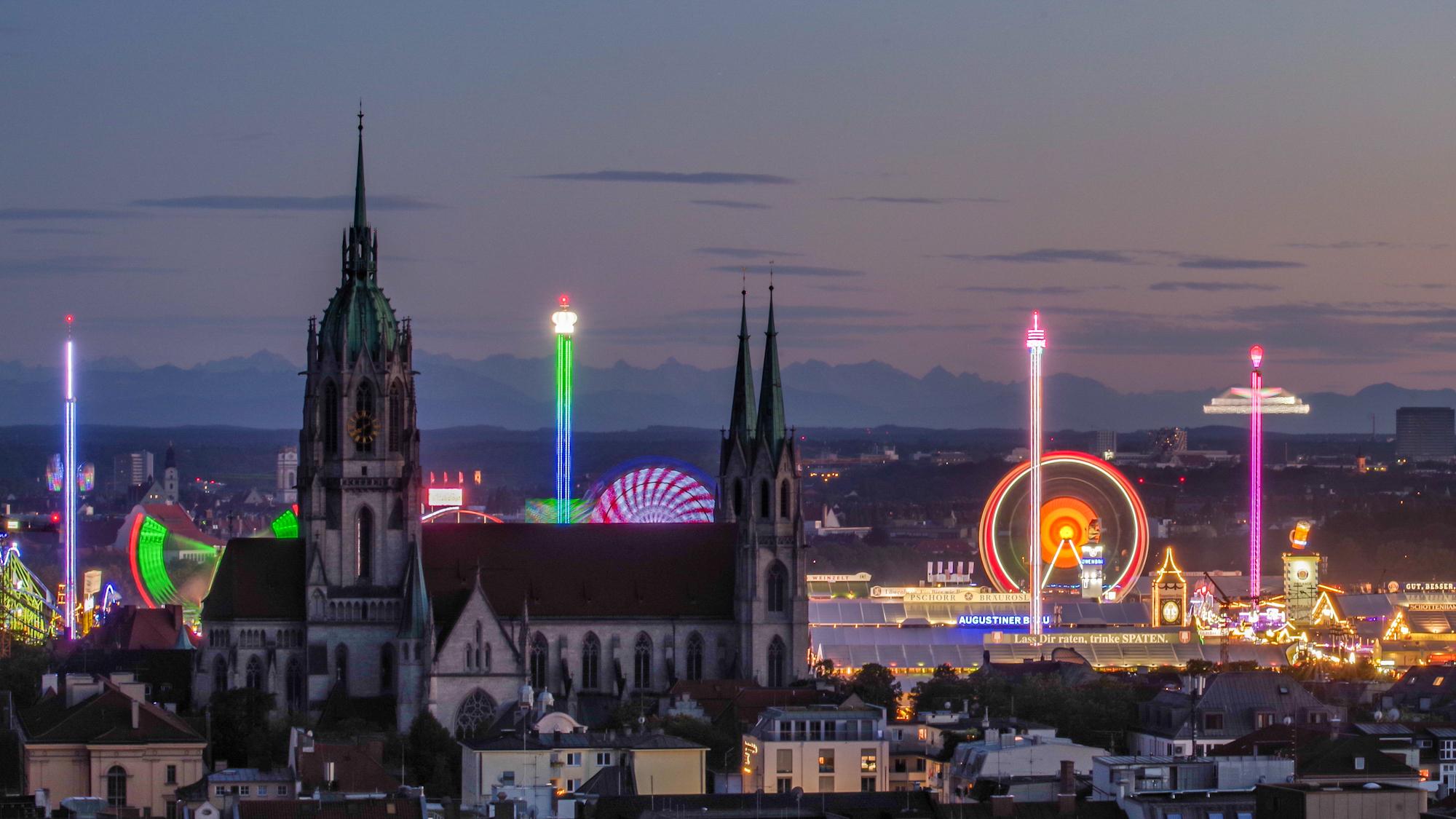 Die Wiesn am Abend: Das 190. Oktoberfest hat dieses Jahr 6,5 Millionen Besucher auf die Theresienwiese gelockt. 