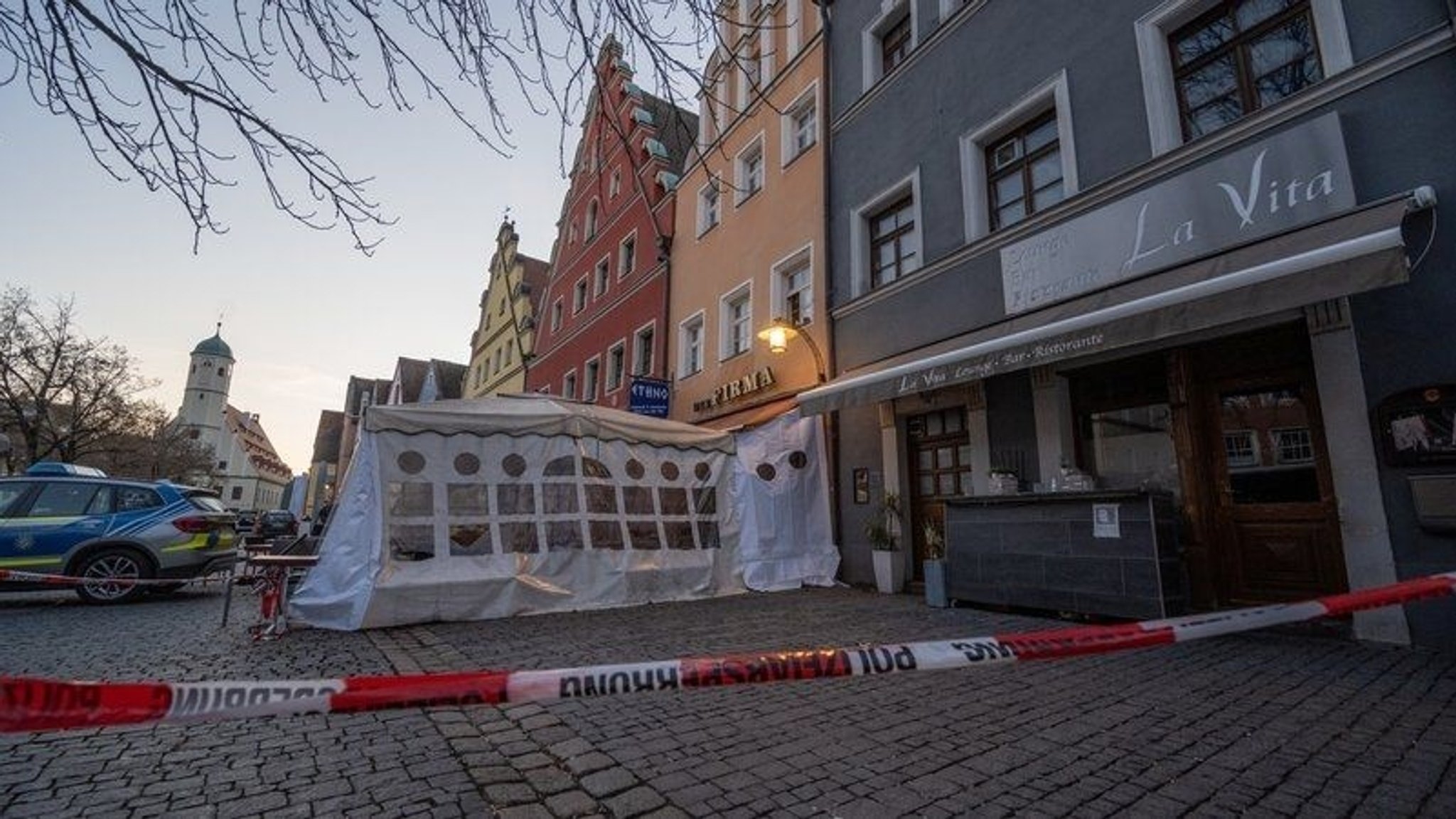 Polizeiabsperrung vor dem Weidener Lokal im Februar 2022, nachdem Gäste von dem mit Liquid -Ecstasy vergifteten Champagner getrunken hatten.