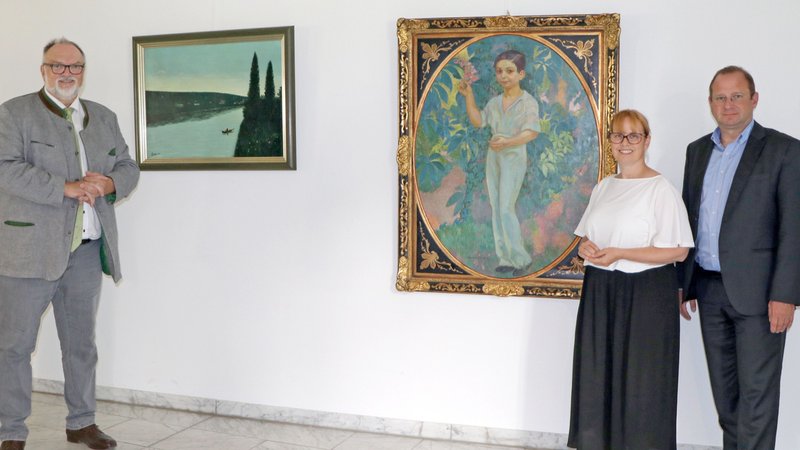 Oberbürgermeister Jürgen Dupper (links), Museumsleiterin Dr. Stephanie Buchhold, Kulturreferent Dr. Bernhard Forster vor den beiden Gemälden.