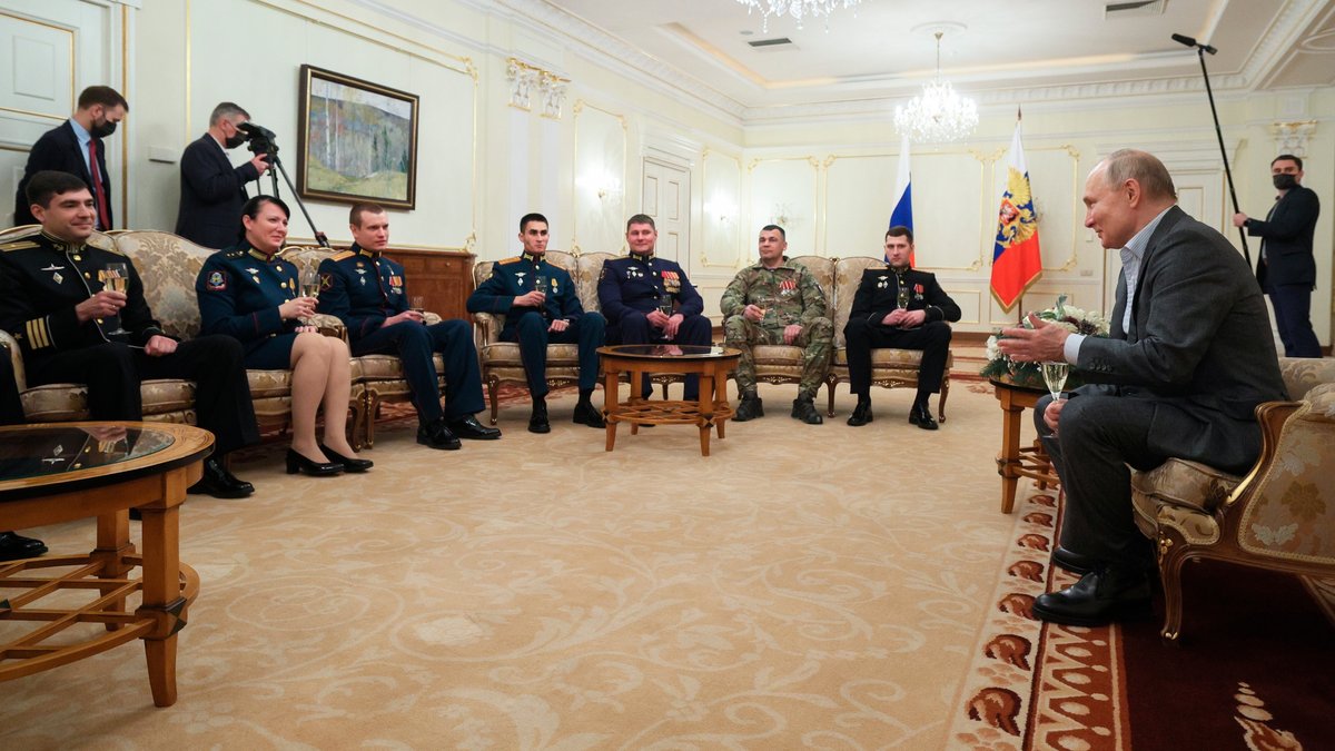 Der russische Präsident trifft sich in seiner Residenz Nowo-Ogarjowo außerhalb Moskaus mit Kriegsteilnehmern 