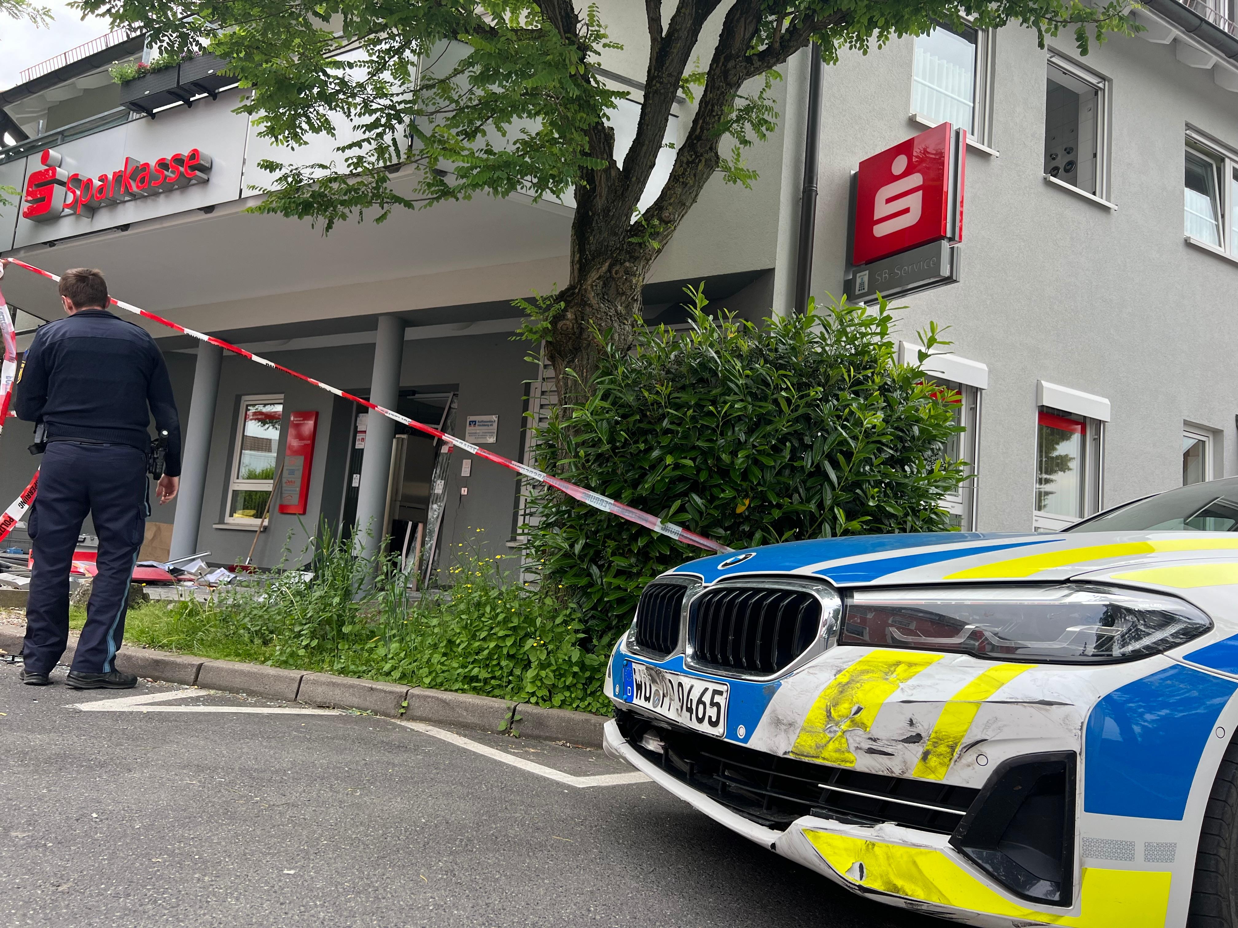 In der Nacht zum Mittwoch haben Unbekannte einen Geldautomaten der Sparkasse im Ortskern von Kist bei Würzburg gesprengt.