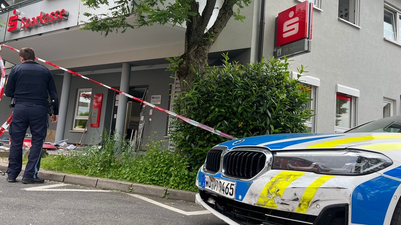 In der Nacht zum Mittwoch haben Unbekannte einen Geldautomaten der Sparkasse im Ortskern von Kist bei Würzburg gesprengt. | Bild: NEWS5 / Pascal Höfig In der Nacht zum Mittwoch haben Unbekannte einen Geldautomaten der Sparkasse im Ortskern von Kist bei Würzburg gesprengt.