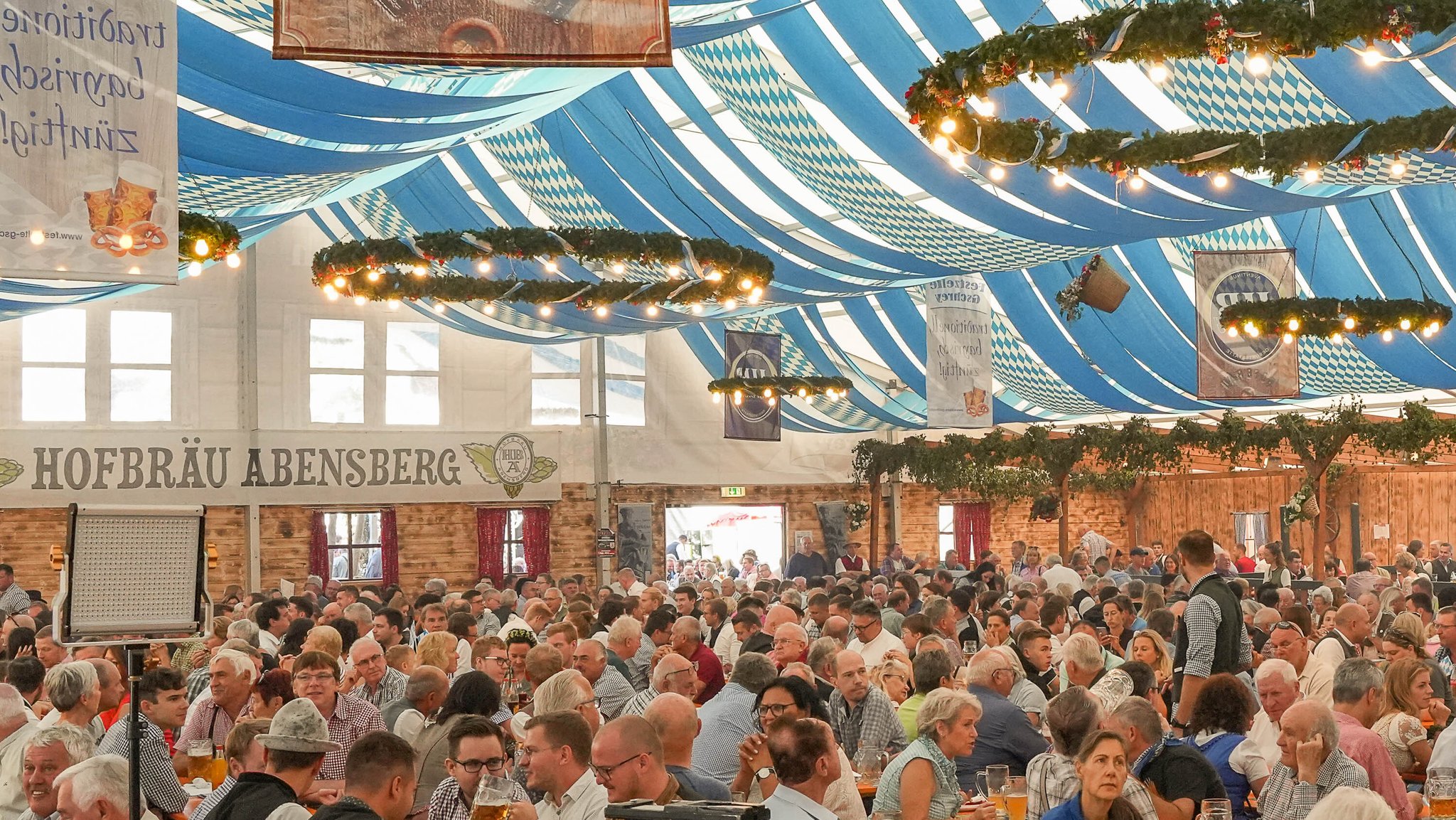 Menschen in einem Bierzelt