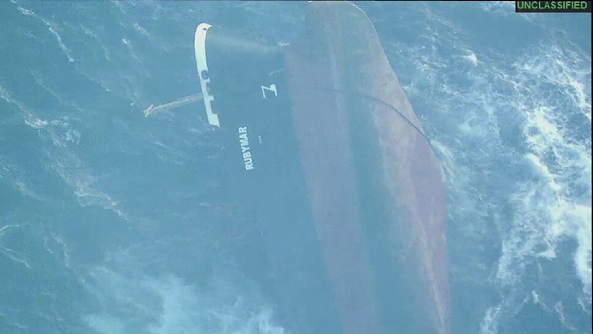 Dieses undatierte vom Zentralkommando des US-Militärs veröffentlichte Foto zeigt das Schiff "Rubymar", das knapp zwei Wochen nach einem Angriff der Huthi-Rebellen im Roten Meer sinkt. 