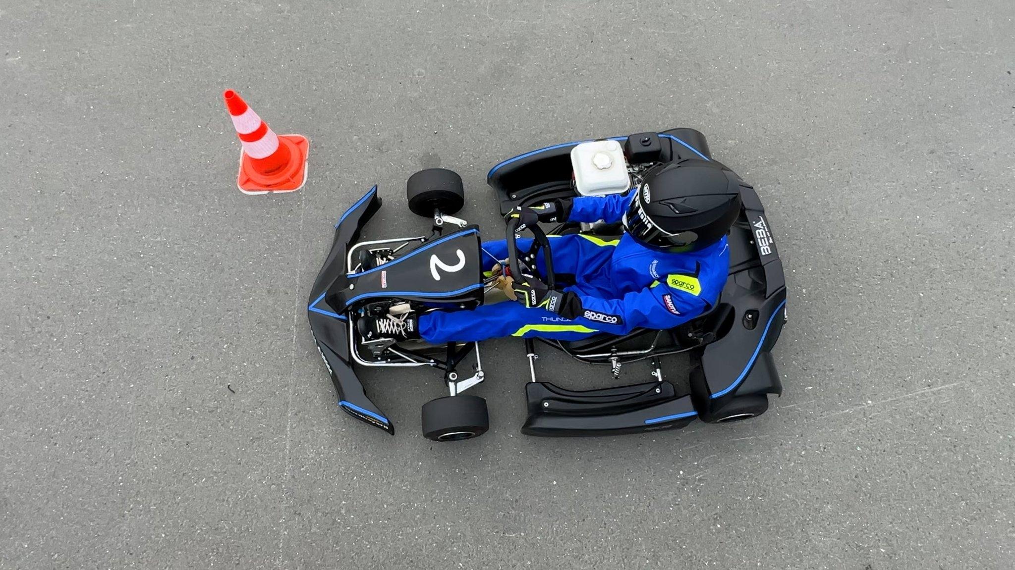 Ein Kart vor einer Pylone aus der Vogelperspektive.