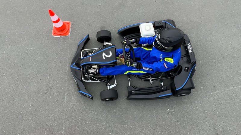 Ein Kart vor einer Pylone aus der Vogelperspektive. | Bild: BR/Alexander Krauß Ein Kart vor einer Pylone aus der Vogelperspektive.