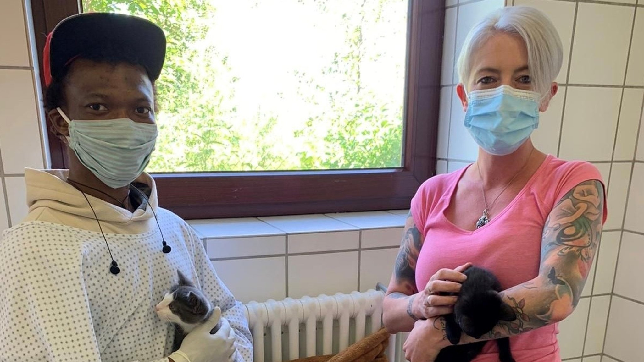 Tierheimhelfer Mohamed Isaq mit Tierheimleiterin Manu Kaußen auf der Katzenstation im Nördlinger Tierheim. 