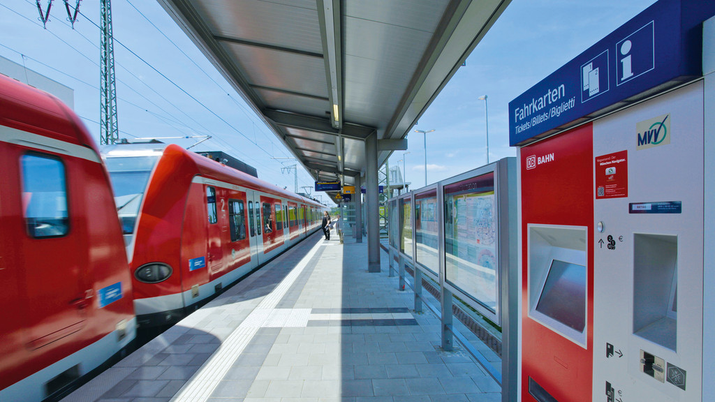S-Bahn steht in einem Bahnhof. Das 9-Euro-Ticket gilt ab dem 1. Juni. Schon jetzt kann man es kaufen. 