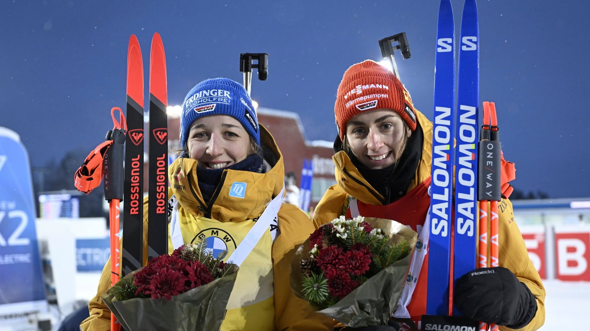 03.12.2023, Schweden, Östersund: Biathlon: Weltcup, Verfolgung 10 km, Damen: Franziska Preuß (l) und Vanessa Vogt aus Deutschland lächeln nach dem Rennen. Die 29-Jährige Preuß wird Zweite, Voigt wird wieder Dritte. 