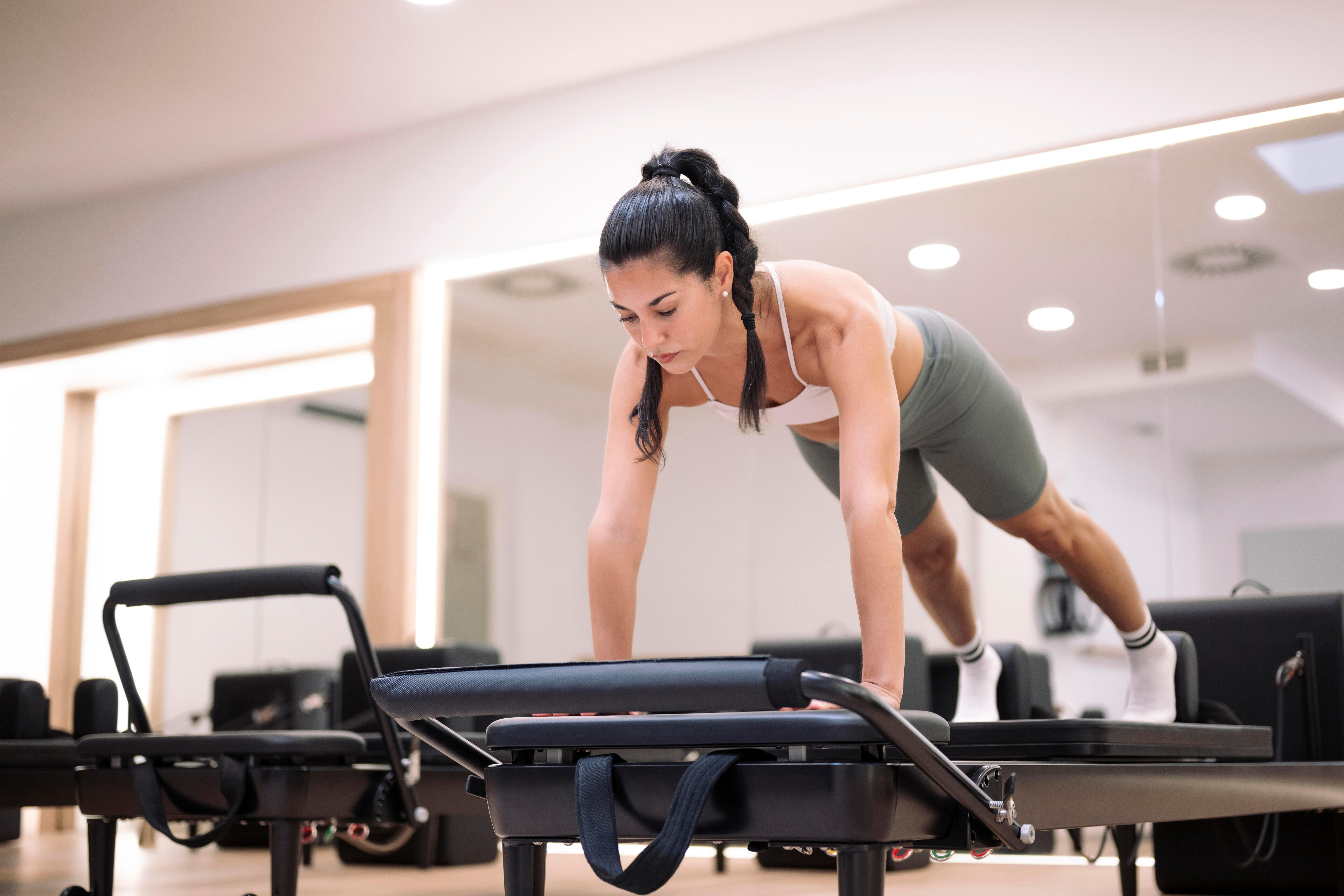 Frau beim Pilates-Training (Symbolbild)