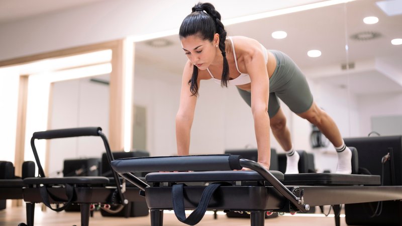 Frau beim Pilates-Training (Symbolbild) | Bild: pa/dpa/Miguel Partido Frau beim Pilates-Training (Symbolbild)